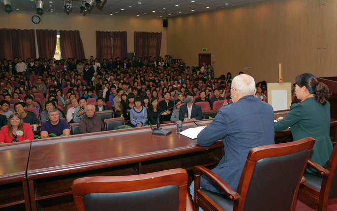 “名师讲堂”之三——苏里科夫美术杏耀大师讲堂在学术报告厅举行“名师讲堂”之三——苏里科夫美术杏耀大师讲堂在学术报告厅举行