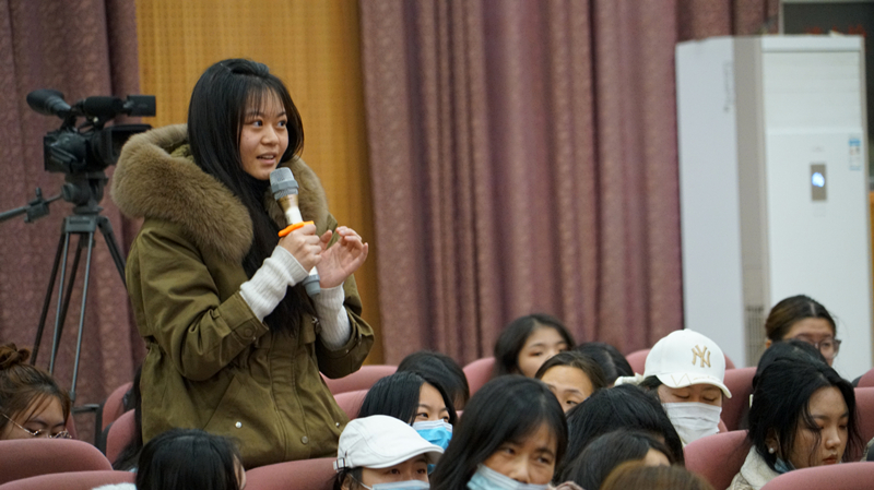 景德镇陶瓷大学张景辉教授到我院讲学